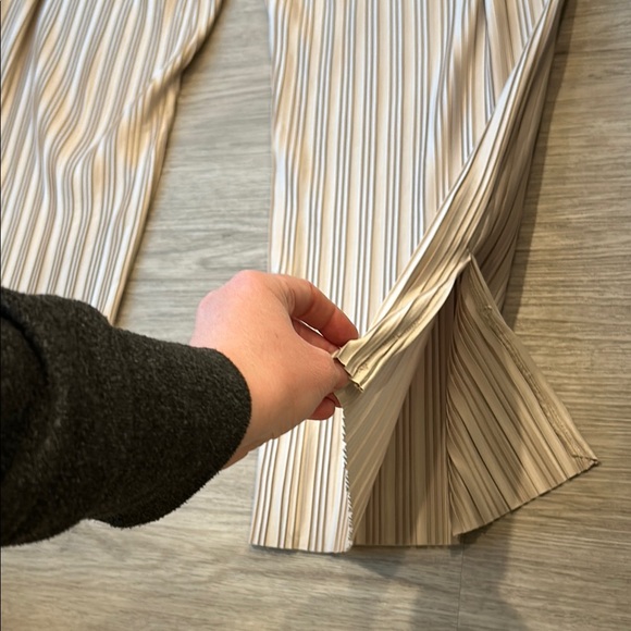 Cream Wide-Leg Pleated Dress Pants Size Large - Picture 7 of 9